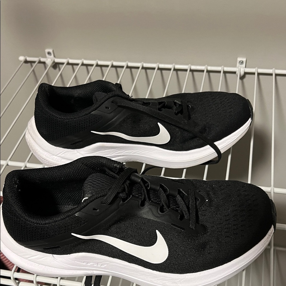 Nike Women's Black and White Athletic Shoes - Picture 3 of 6